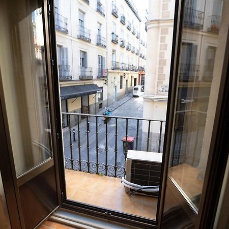 Hostal Los Perales Madrid Esterno foto A French window