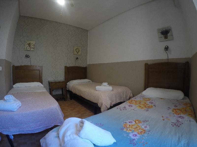 Hostal Los Perales Madrid Esterno foto A room at the hotel