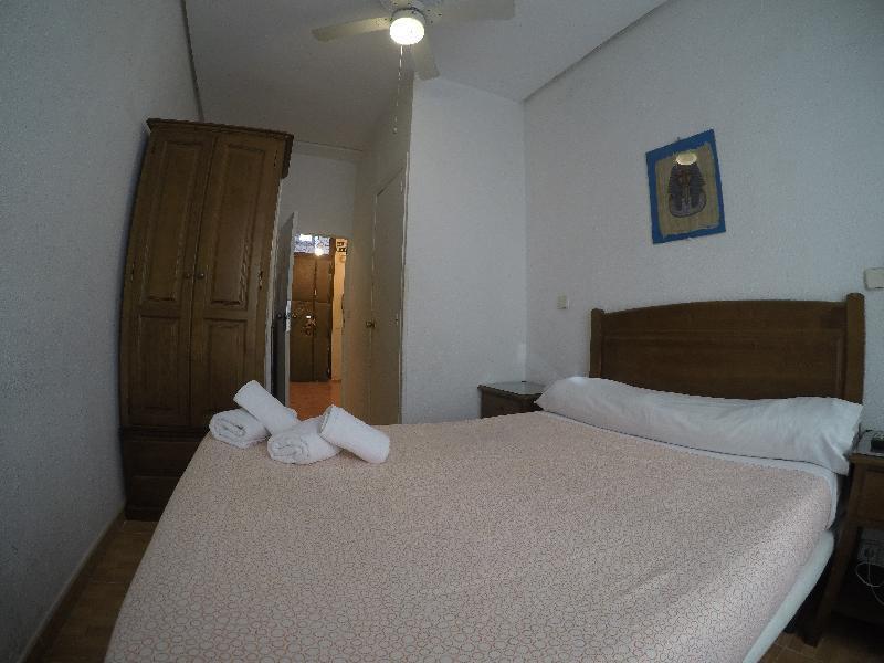 Hostal Los Perales Madrid Esterno foto A bedroom in a hotel