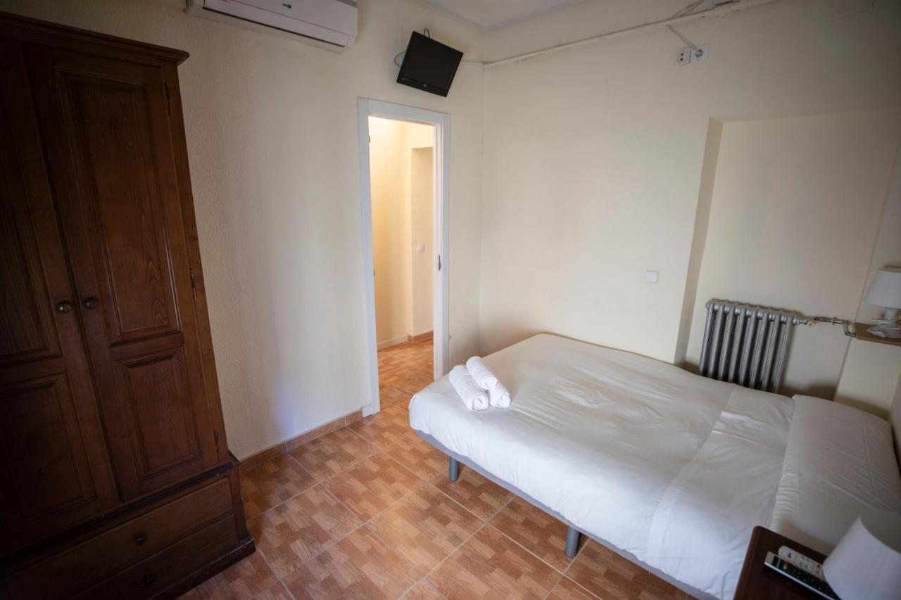 Hostal Los Perales Madrid Esterno foto A room at the hostel