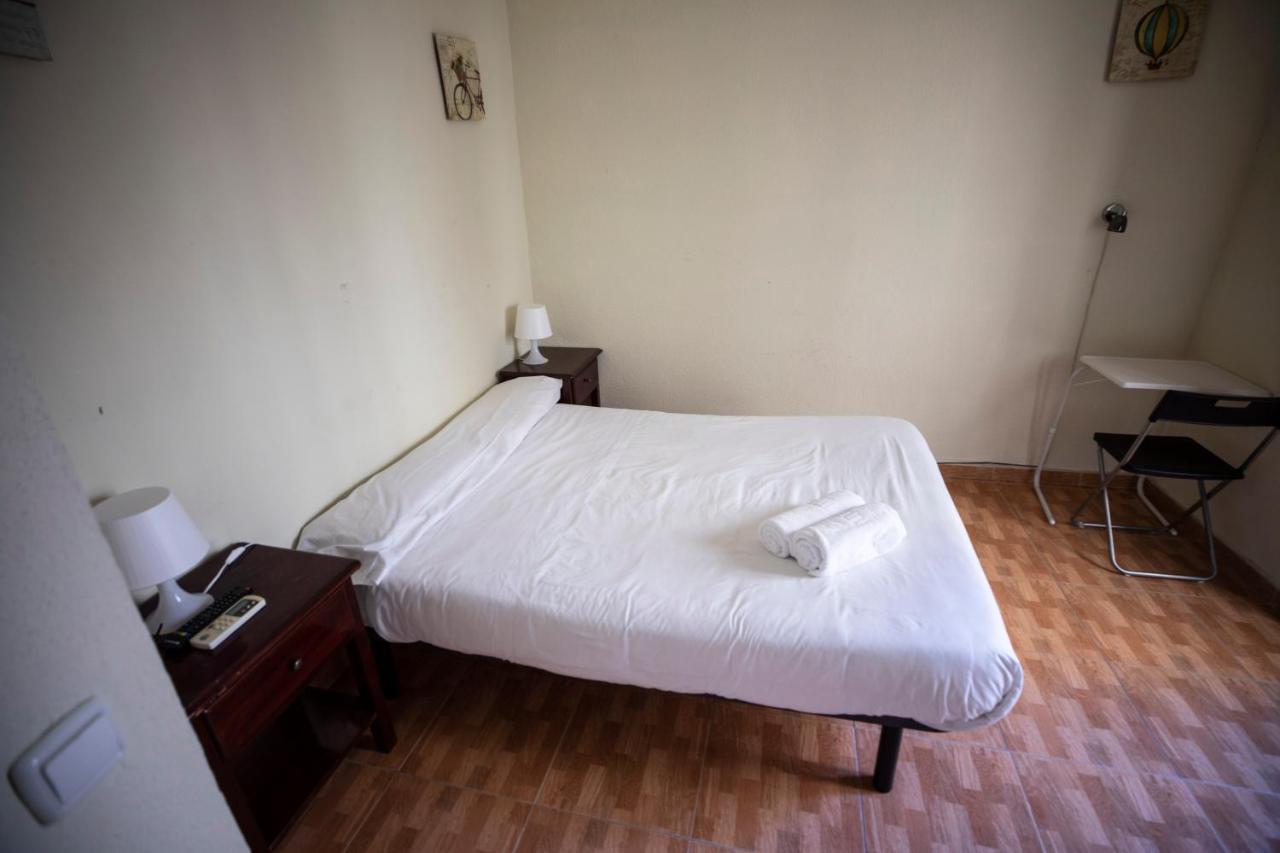 Hostal Los Perales Madrid Esterno foto A room at the hotel