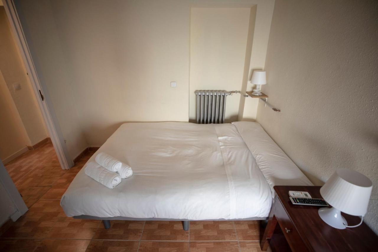 Hostal Los Perales Madrid Esterno foto A room at the hotel