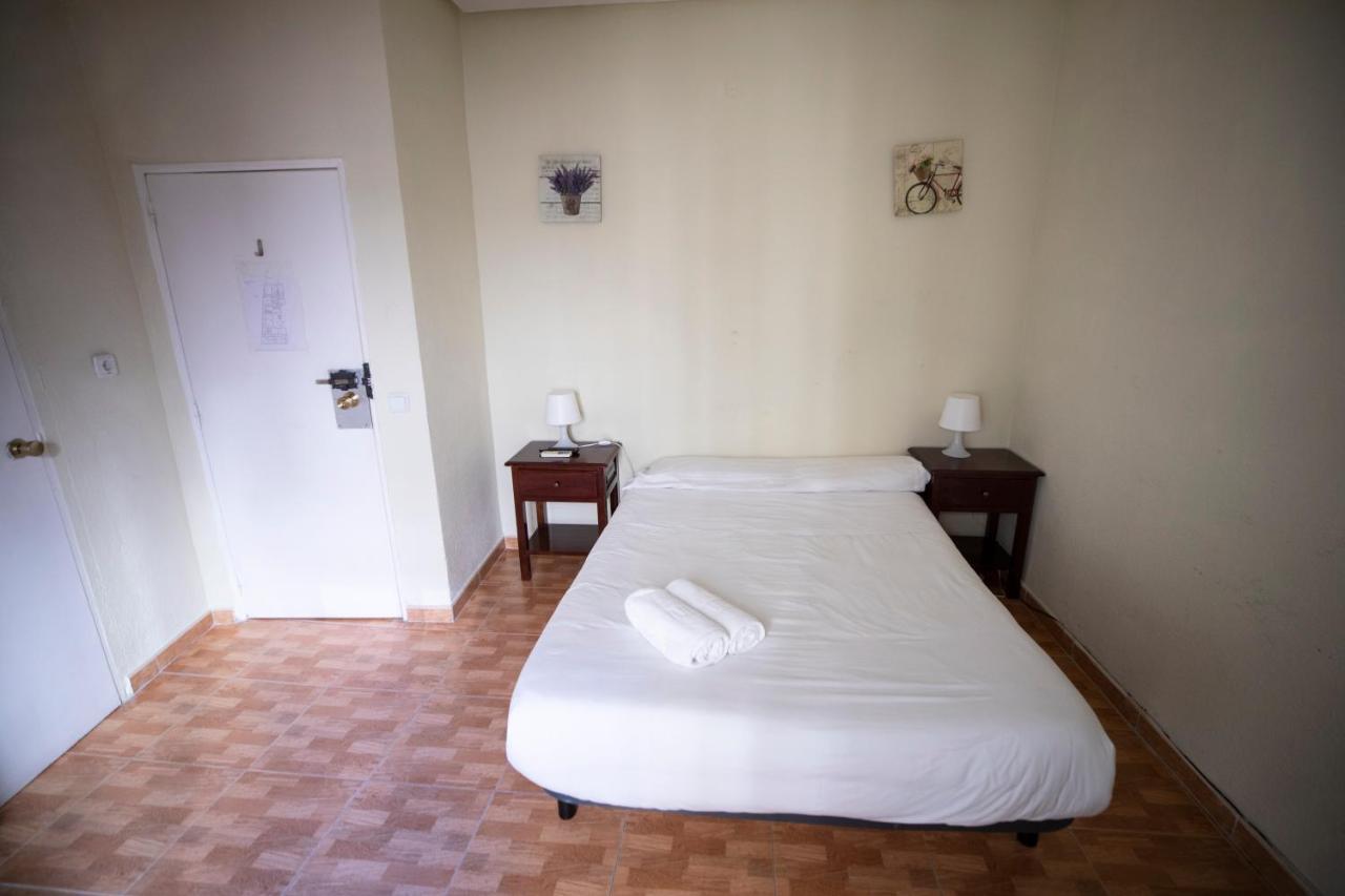 Hostal Los Perales Madrid Esterno foto A room at the hostel