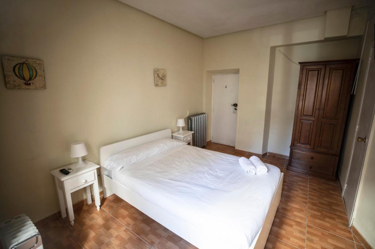 Hostal Los Perales Madrid Esterno foto A room at the hotel