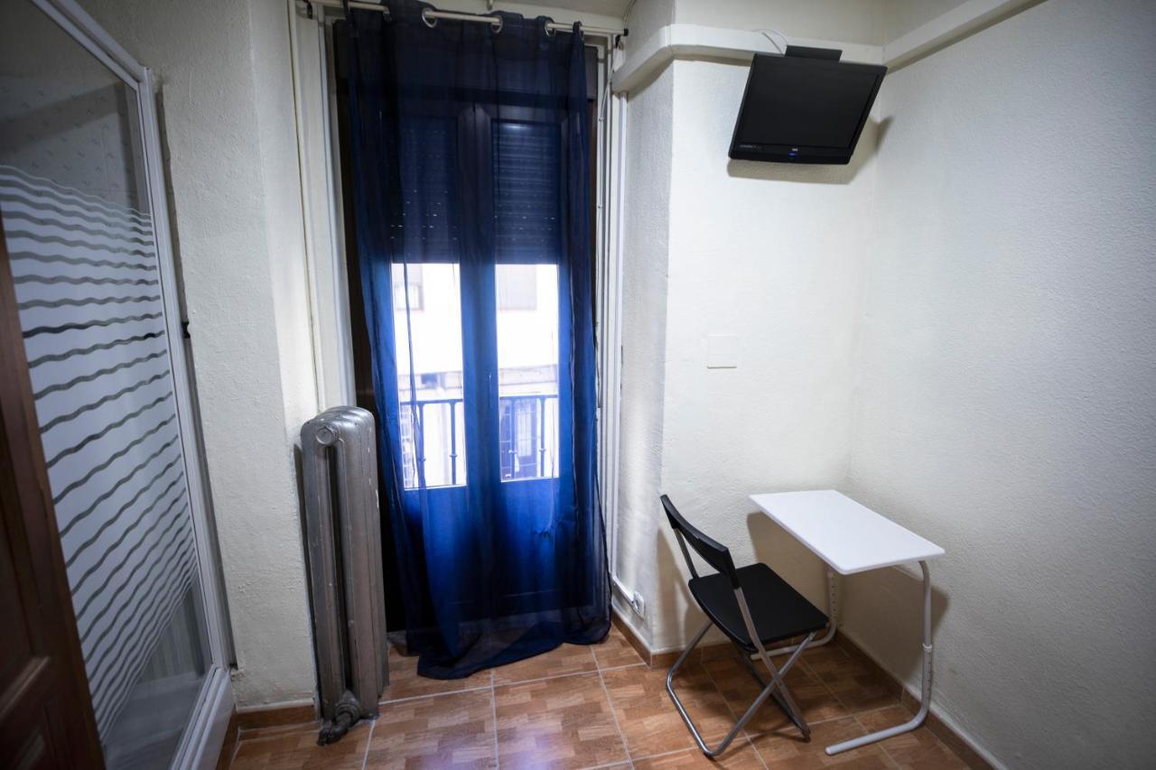 Hostal Los Perales Madrid Esterno foto A room at the hostel