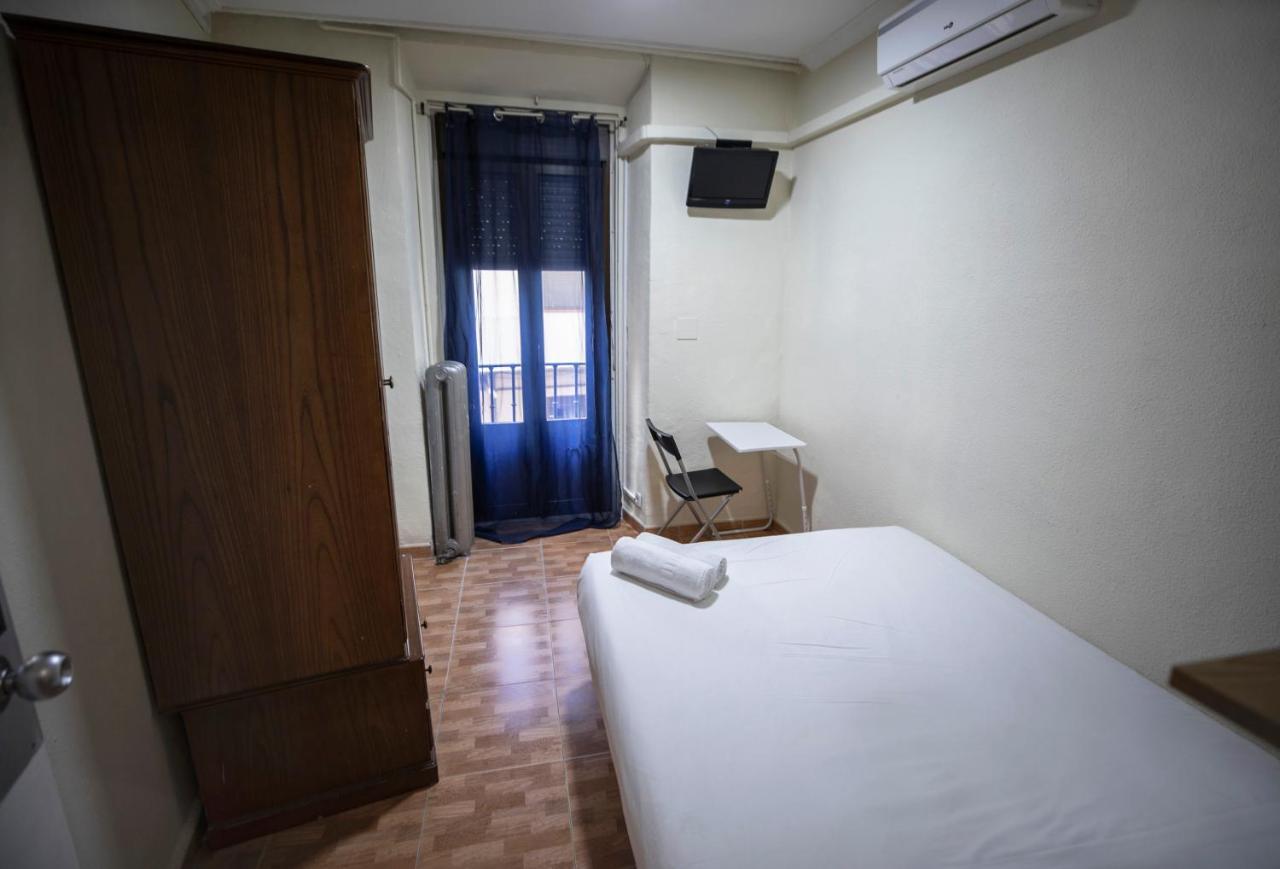 Hostal Los Perales Madrid Esterno foto A room at the hostel