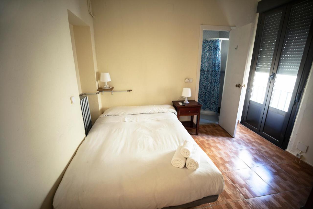 Hostal Los Perales Madrid Esterno foto A single room in a hotel