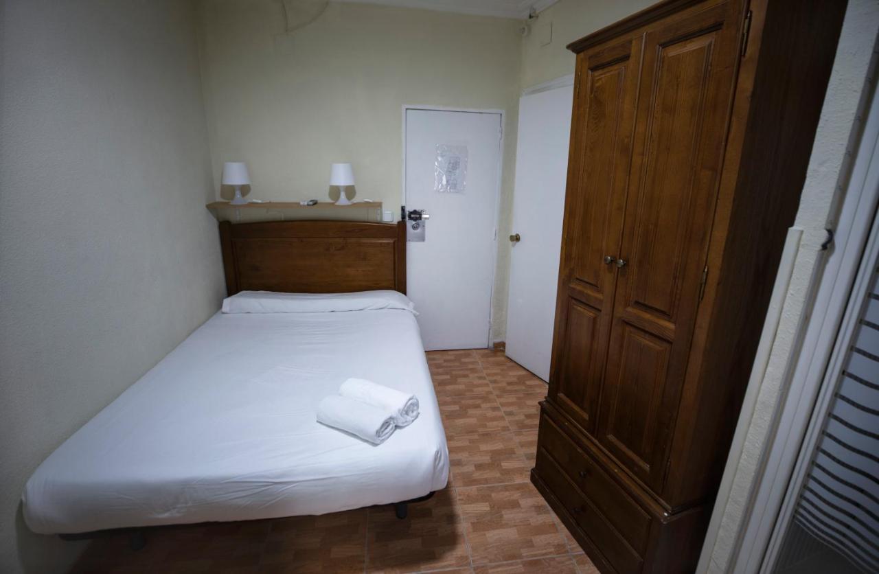 Hostal Los Perales Madrid Esterno foto A room at the hotel