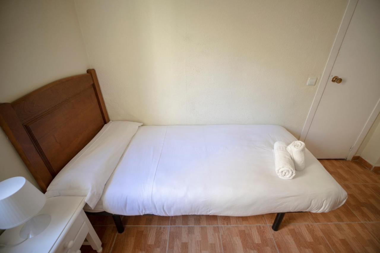 Hostal Los Perales Madrid Esterno foto A single bed