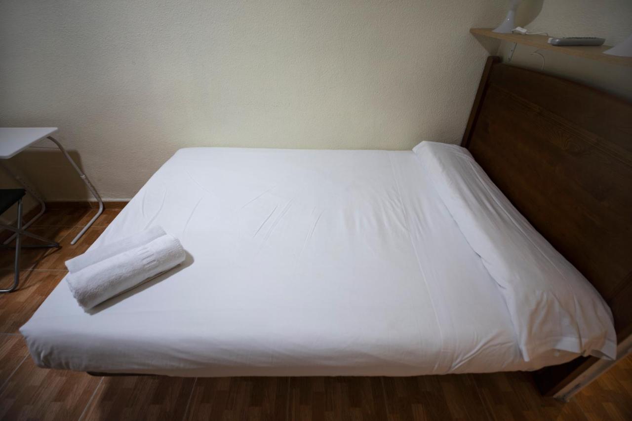 Hostal Los Perales Madrid Esterno foto A bed with a sheet