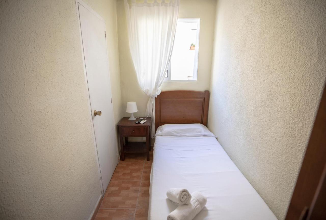 Hostal Los Perales Madrid Esterno foto A single room