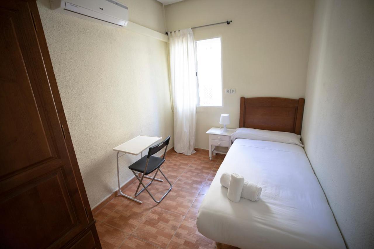 Hostal Los Perales Madrid Esterno foto A single room at a hostel in Spain