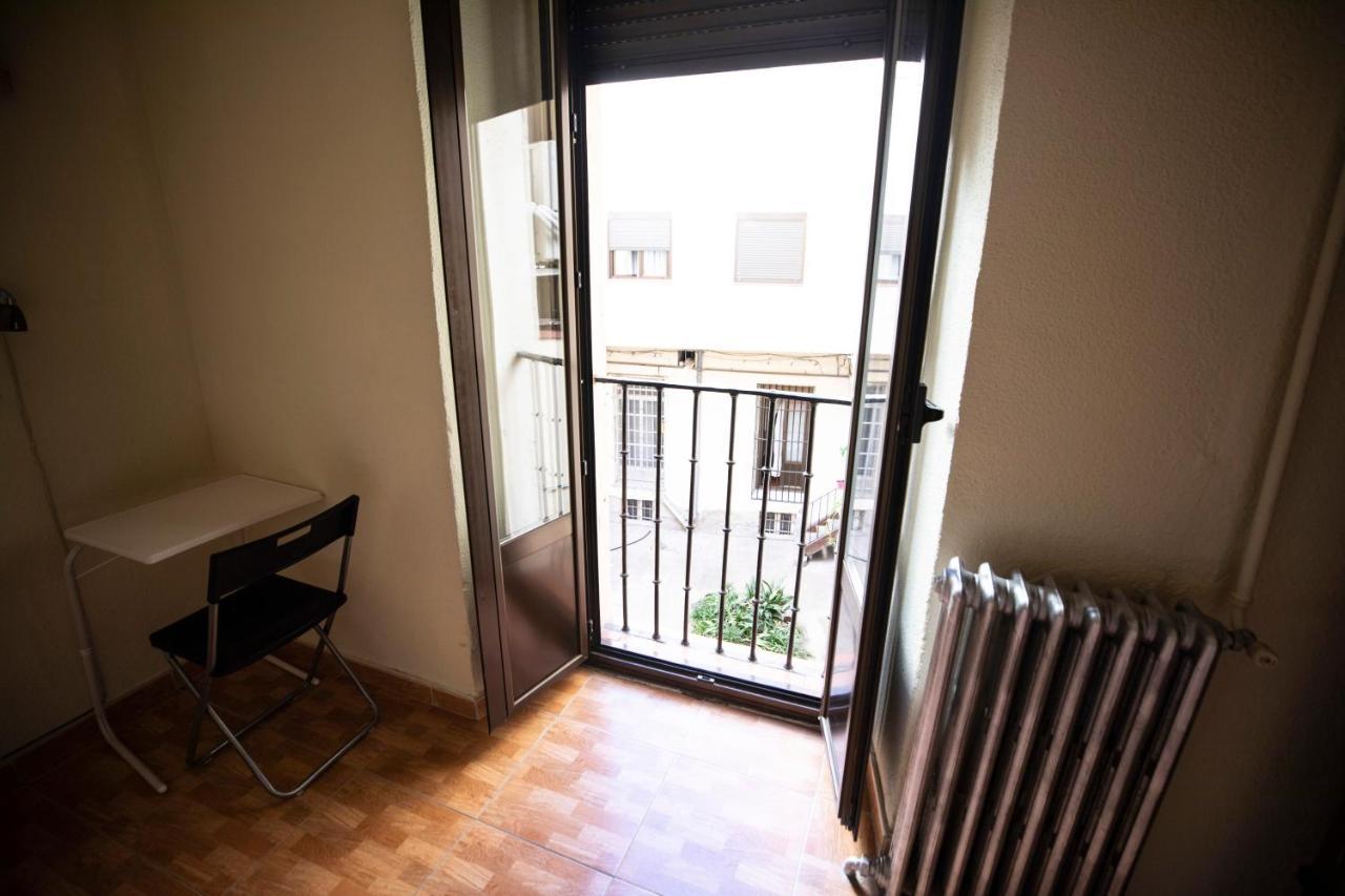 Hostal Los Perales Madrid Esterno foto A French door