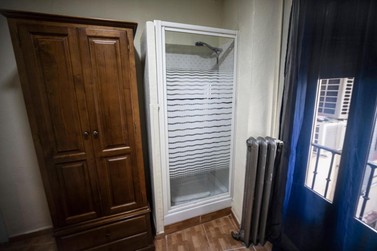 Hostal Los Perales Madrid Esterno foto A shower enclosure