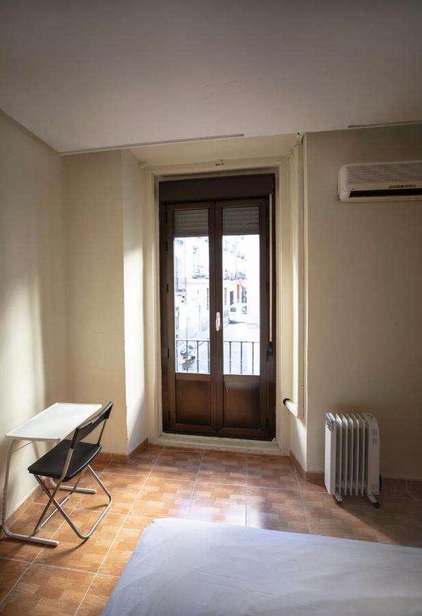 Hostal Los Perales Madrid Esterno foto A French window