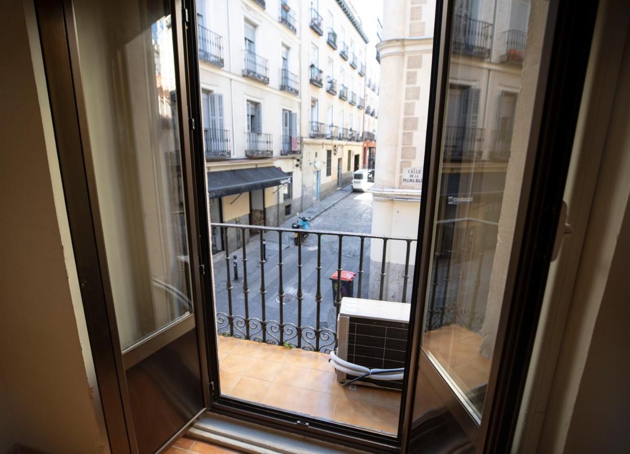 Hostal Los Perales Madrid Esterno foto A French window