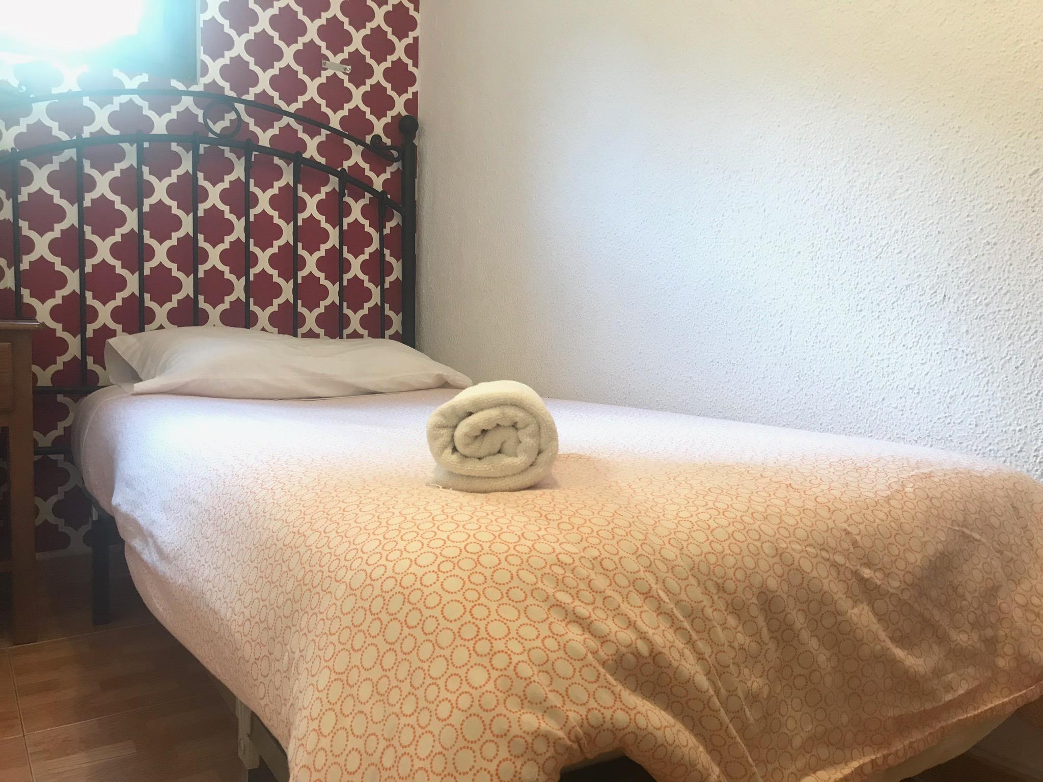Hostal Los Perales Madrid Esterno foto A bed with a rolled towel