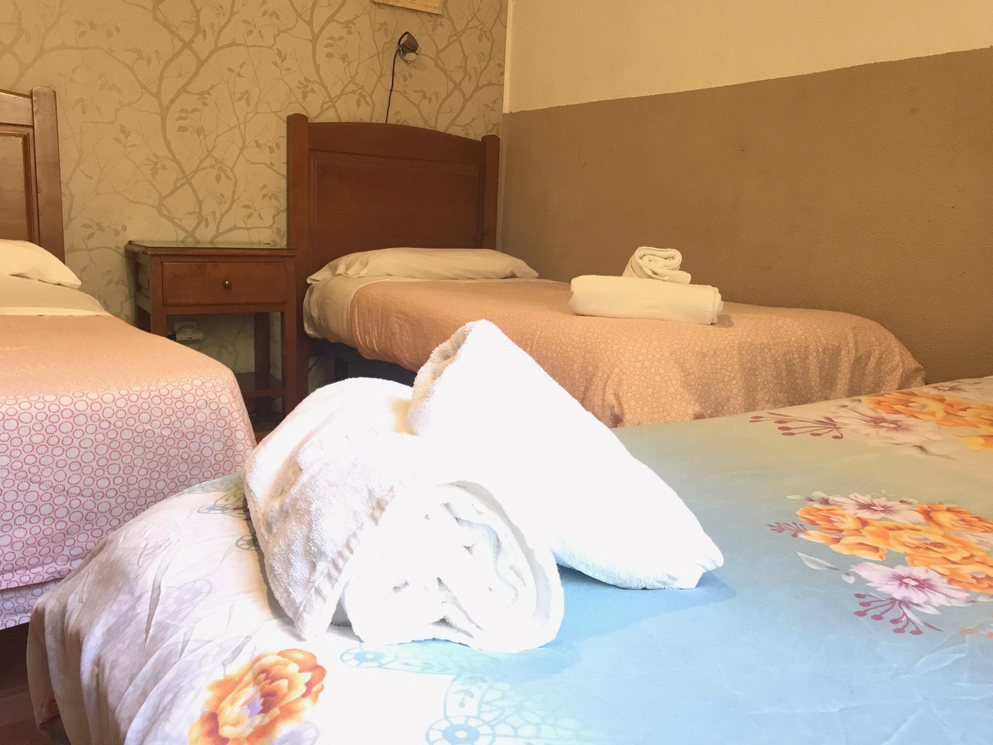 Hostal Los Perales Madrid Esterno foto A room at the hotel