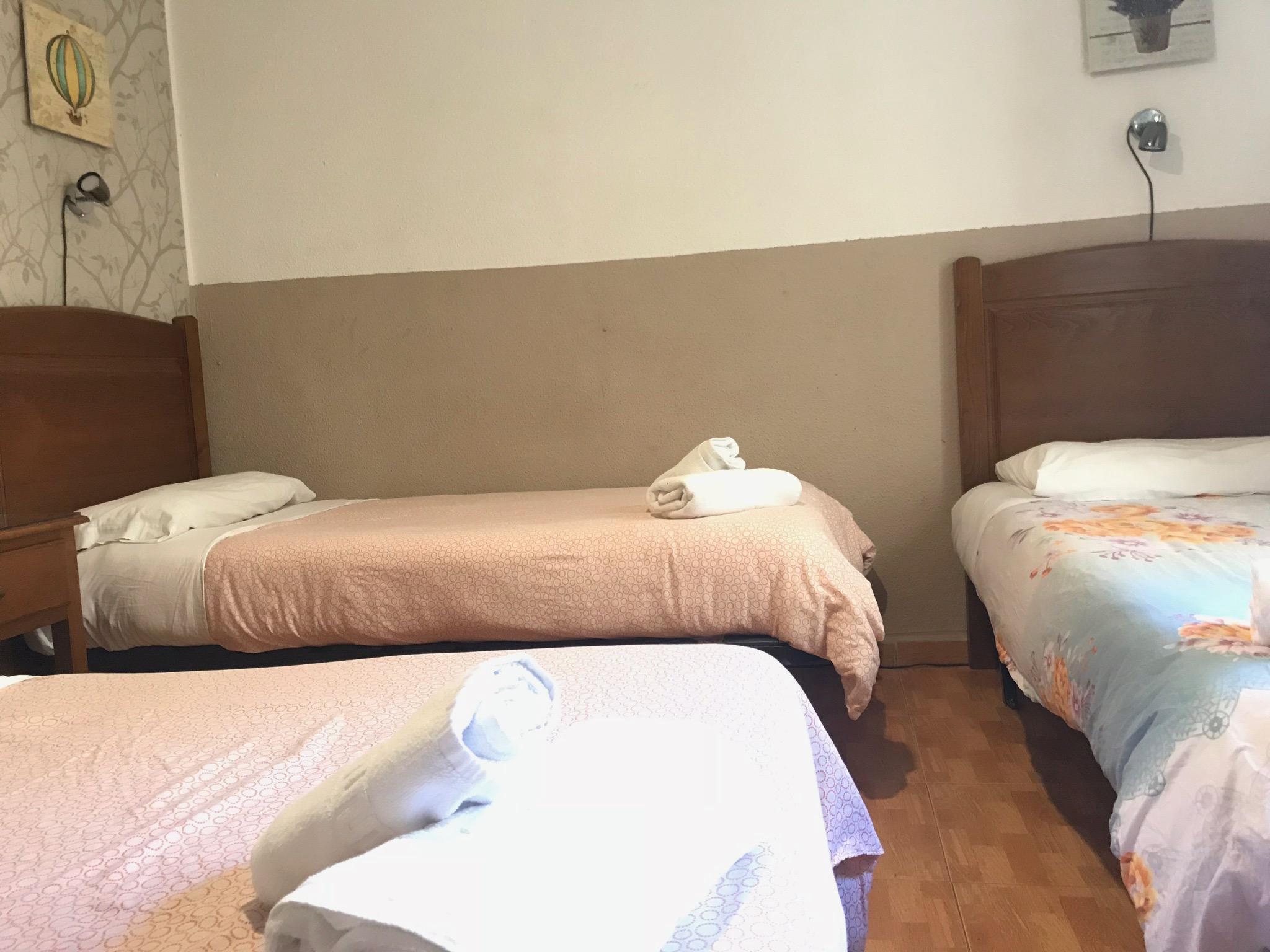 Hostal Los Perales Madrid Esterno foto A room at the hotel