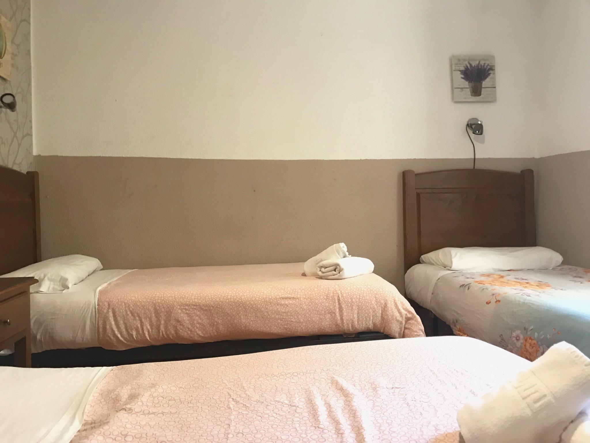 Hostal Los Perales Madrid Esterno foto A room at the hotel