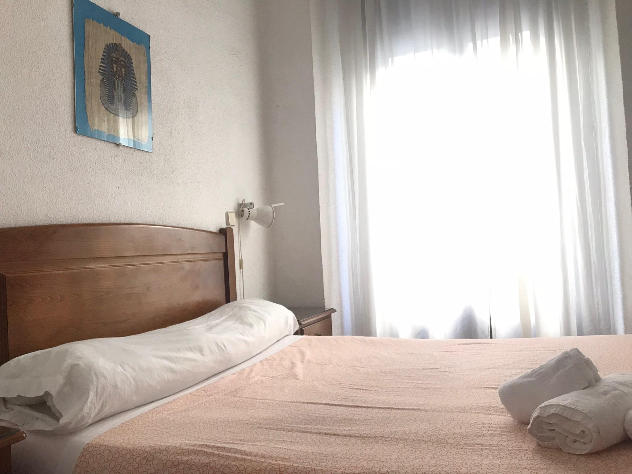 Hostal Los Perales Madrid Esterno foto A bedroom in a hotel
