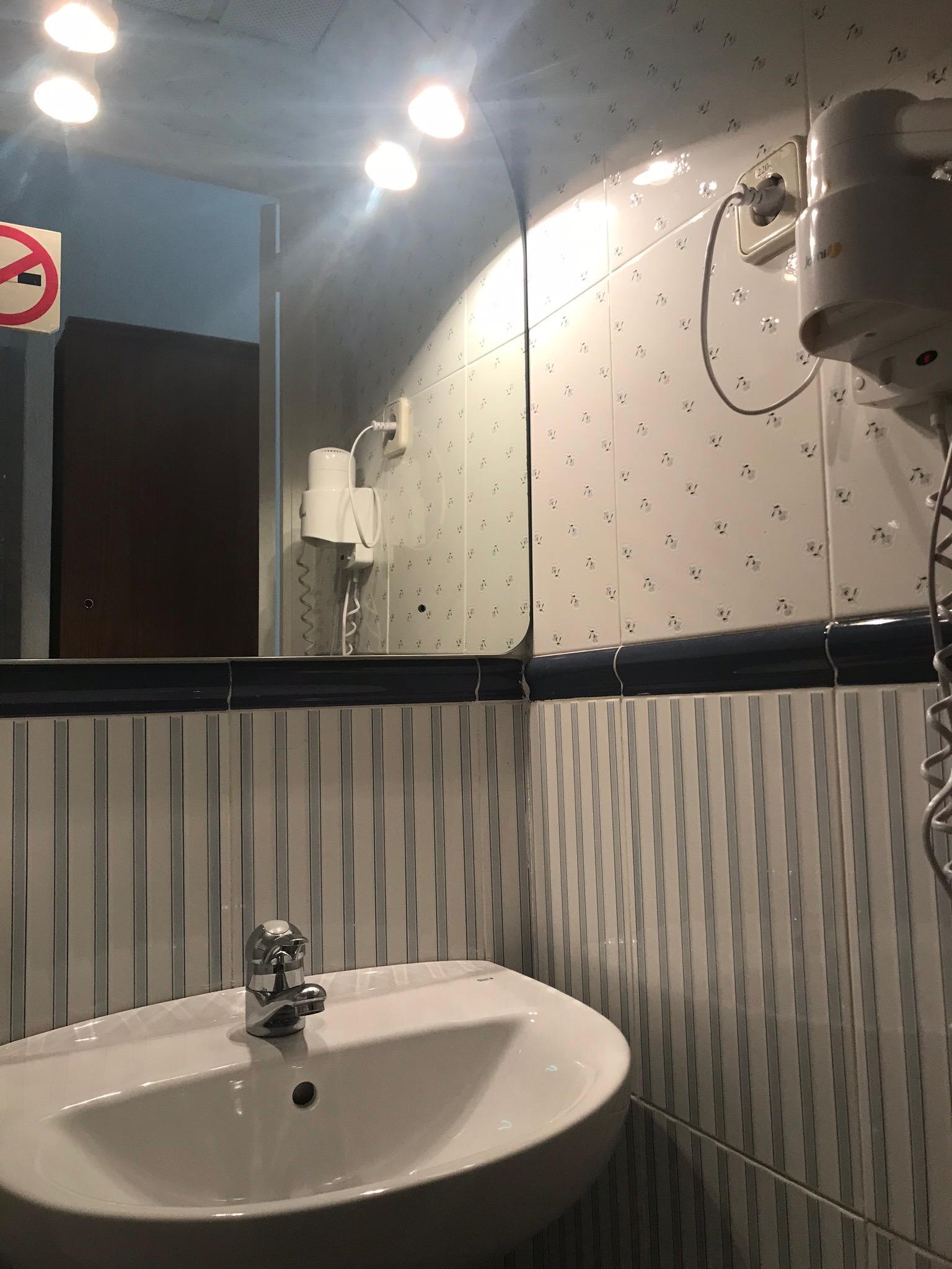 Hostal Los Perales Madrid Esterno foto A shower in a hotel bathroom