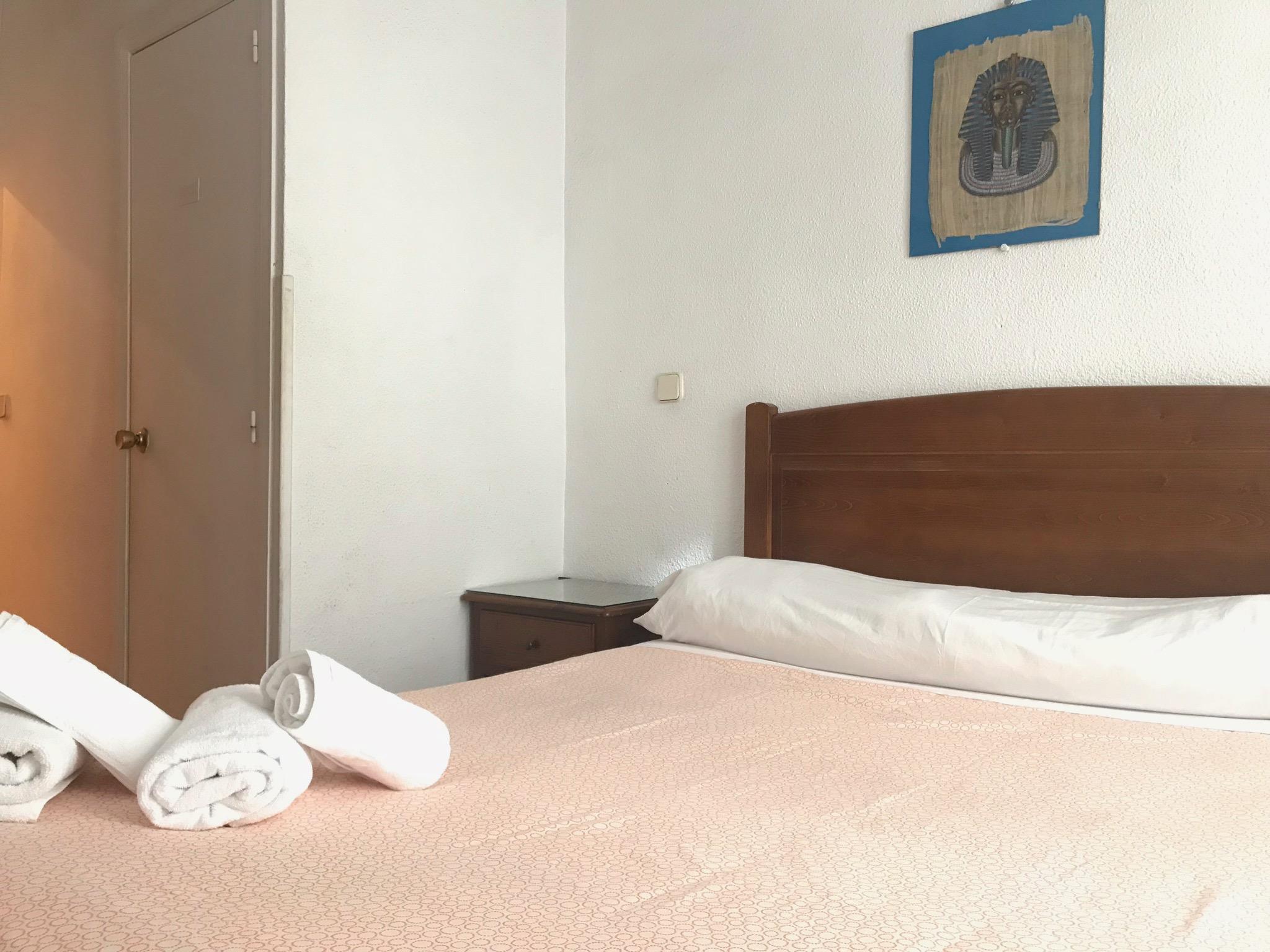 Hostal Los Perales Madrid Esterno foto A bedroom at the hotel