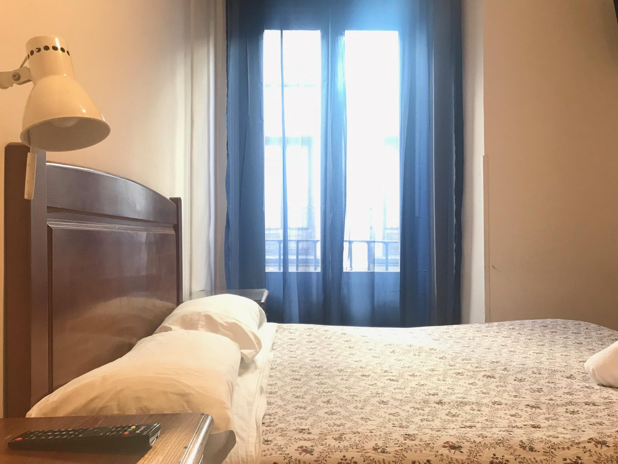 Hostal Los Perales Madrid Esterno foto A bedroom in a hotel