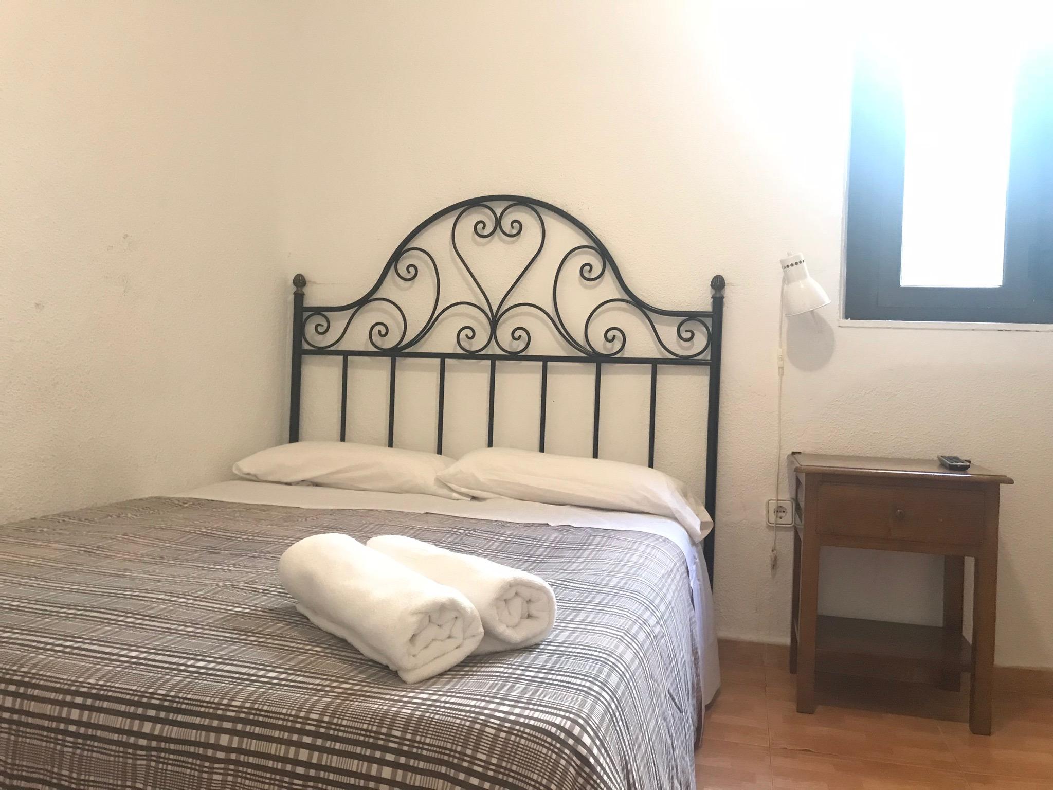 Hostal Los Perales Madrid Esterno foto A guest room at the hotel