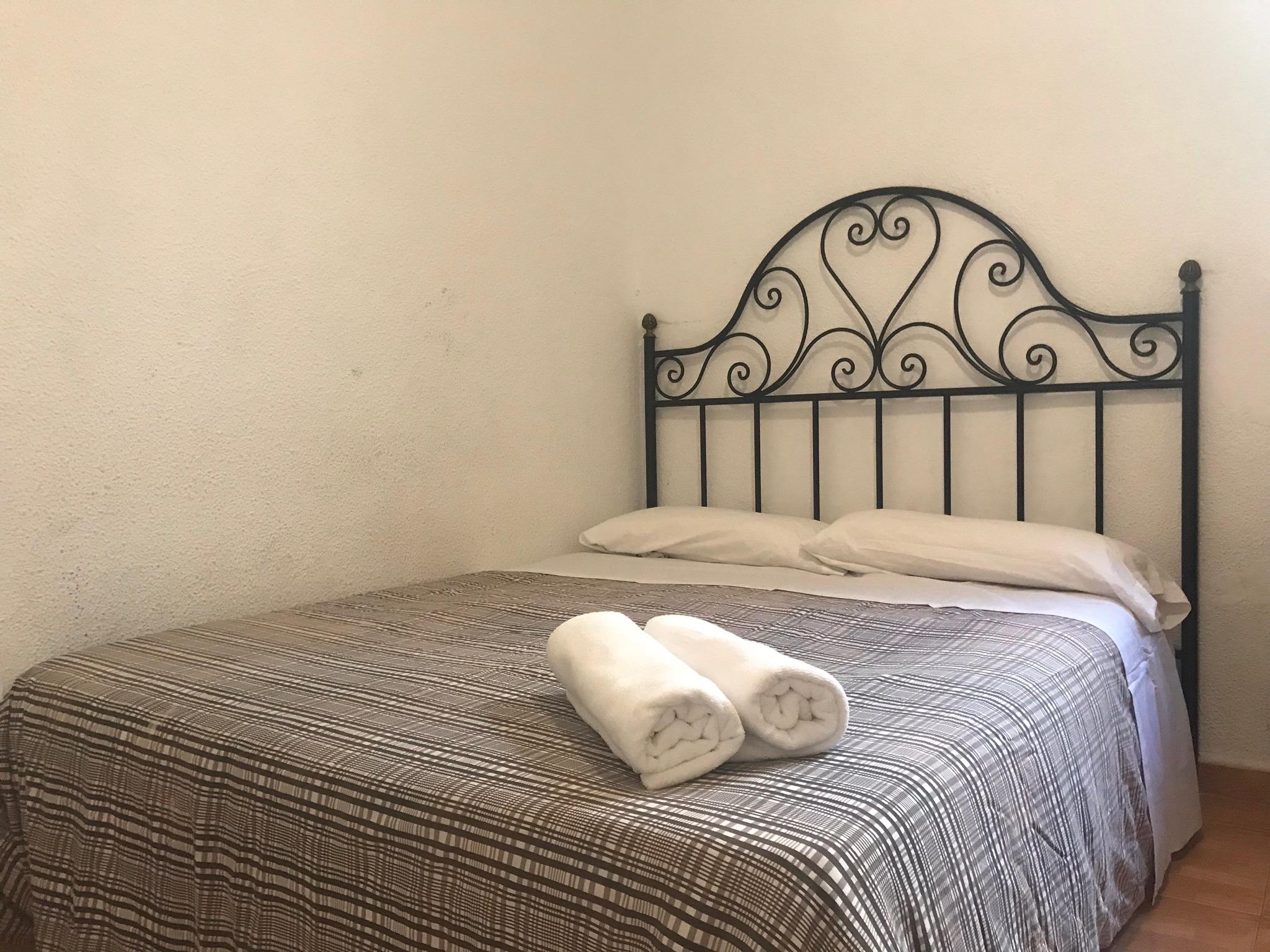 Hostal Los Perales Madrid Esterno foto A bed with a wrought iron headboard