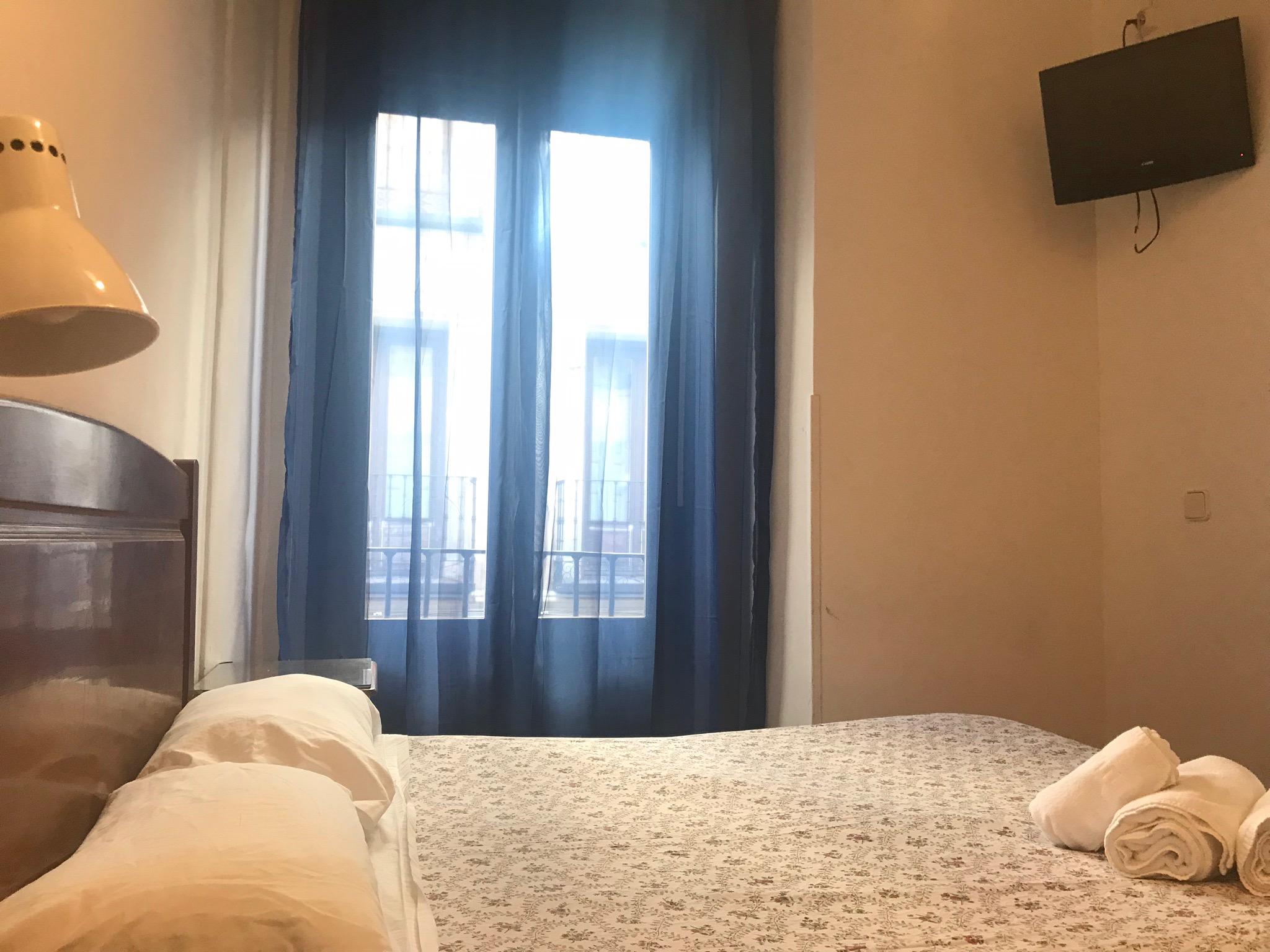 Hostal Los Perales Madrid Esterno foto A room at the hotel