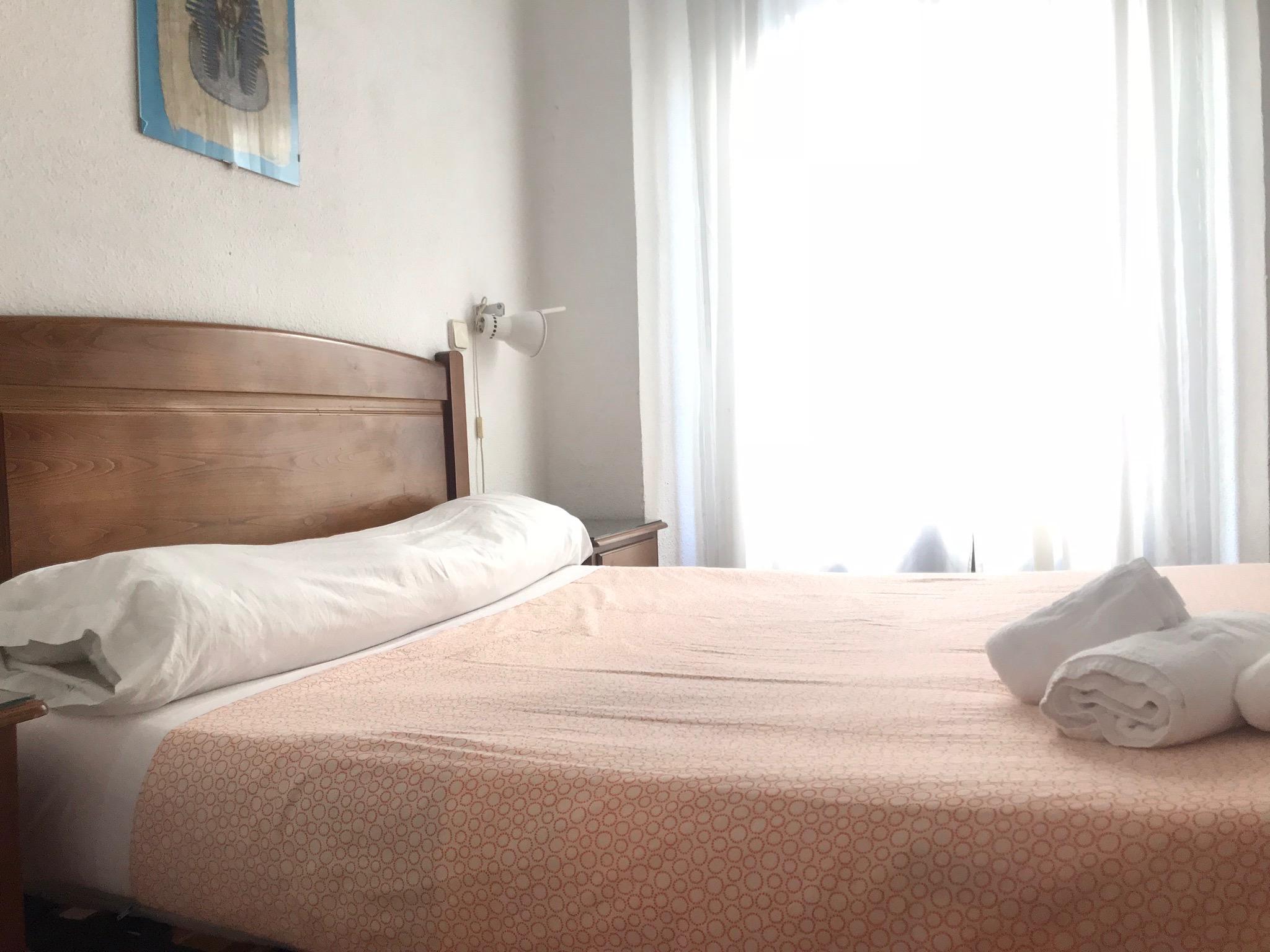 Hostal Los Perales Madrid Esterno foto A bed