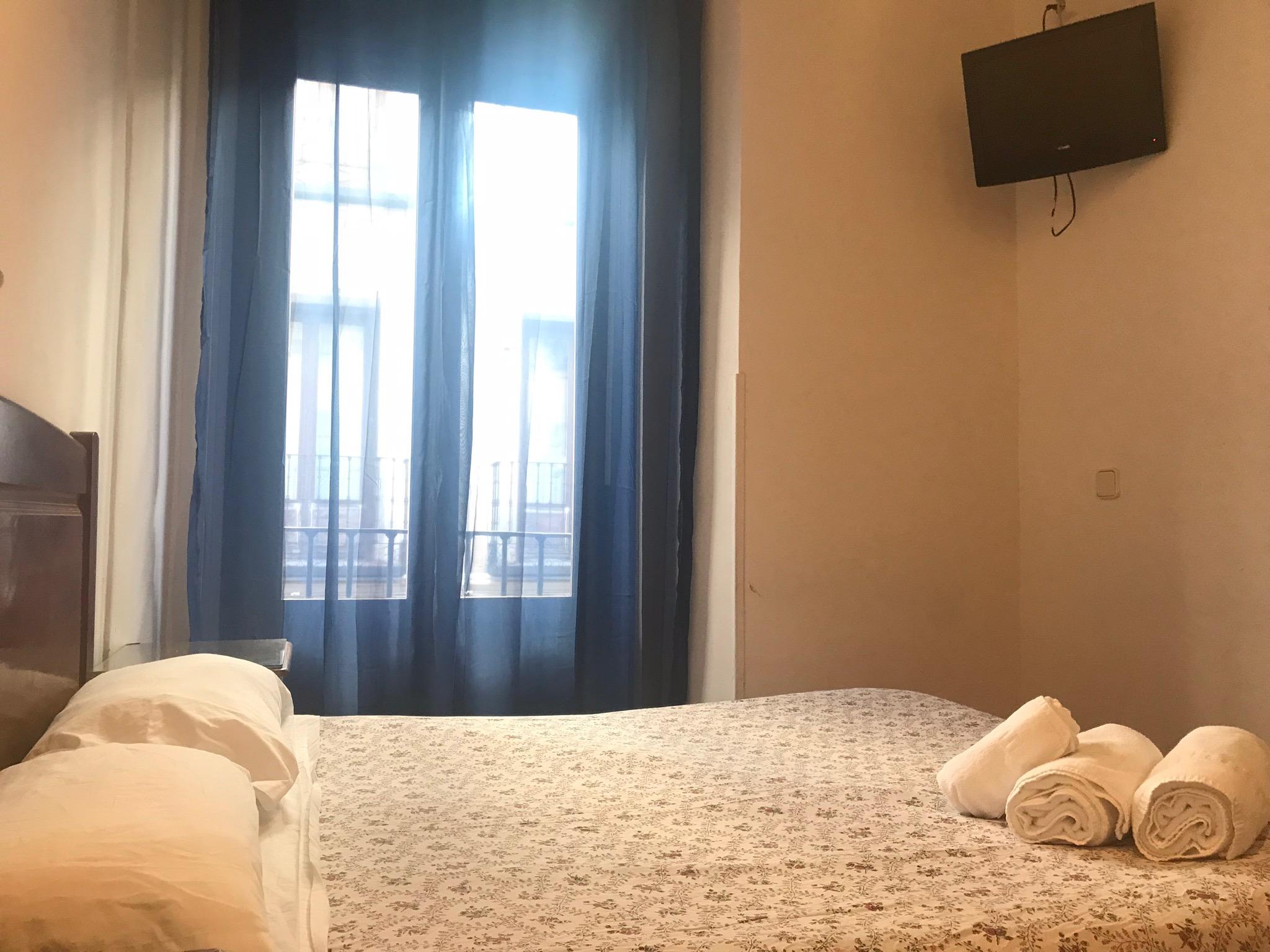 Hostal Los Perales Madrid Esterno foto A room at the hotel