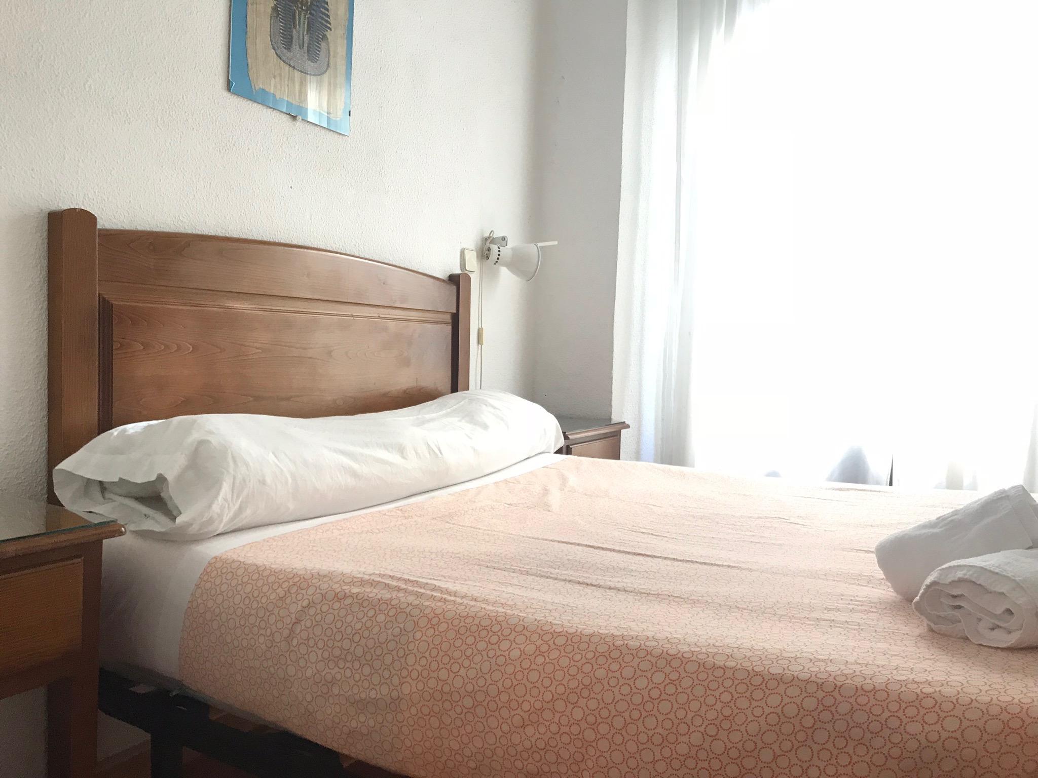 Hostal Los Perales Madrid Esterno foto A bed