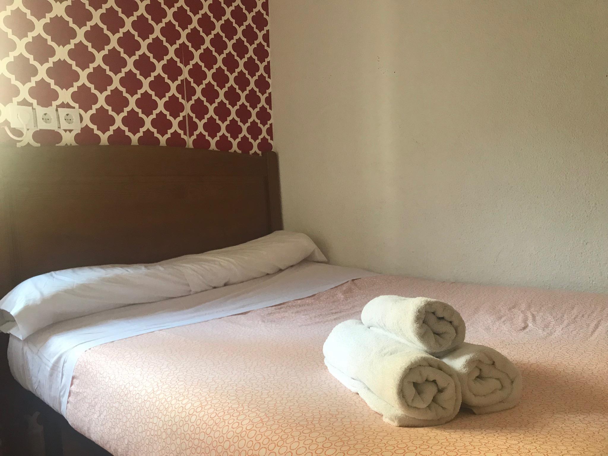 Hostal Los Perales Madrid Esterno foto A bed with towels