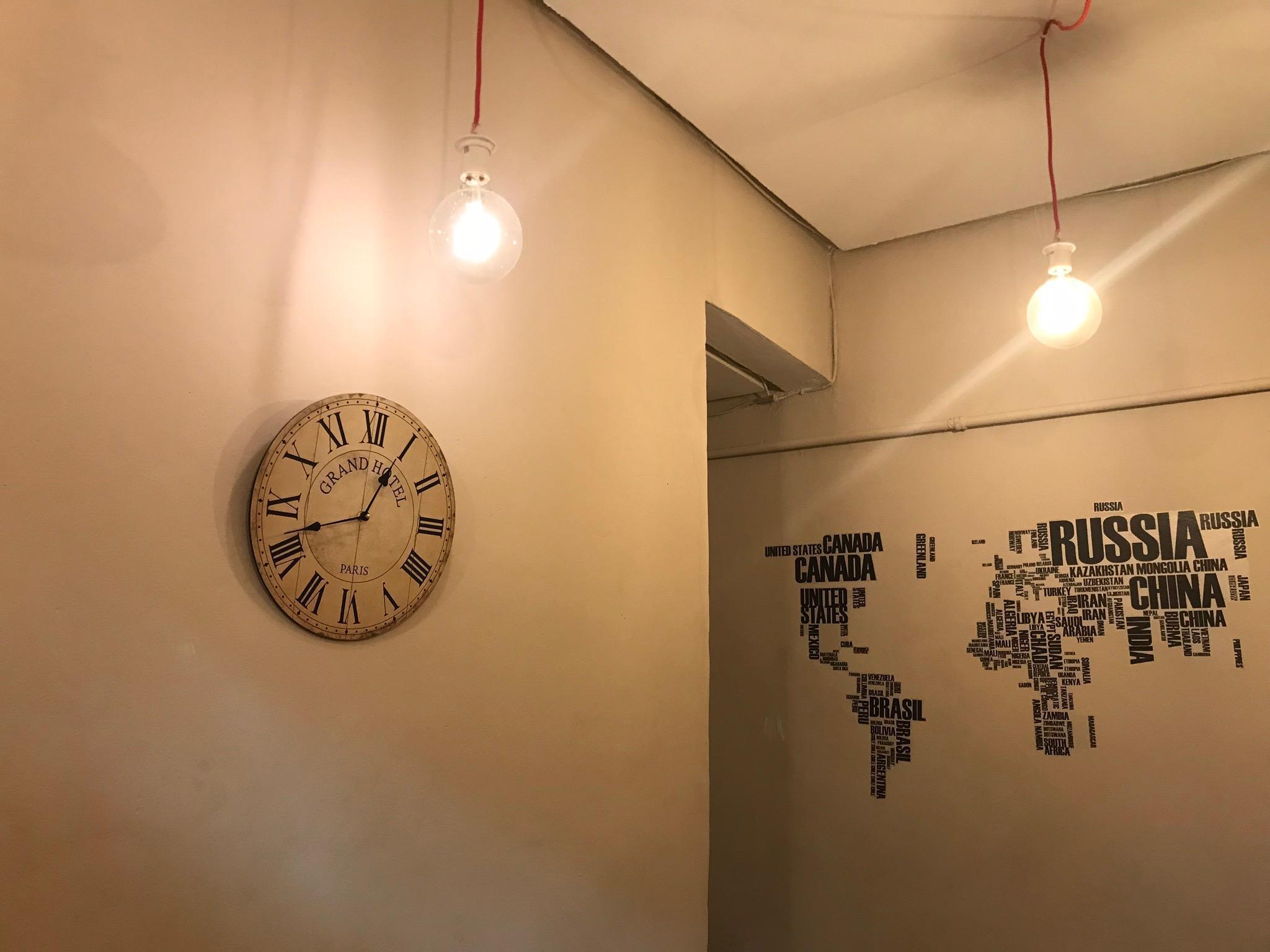 Hostal Los Perales Madrid Esterno foto A wall clock