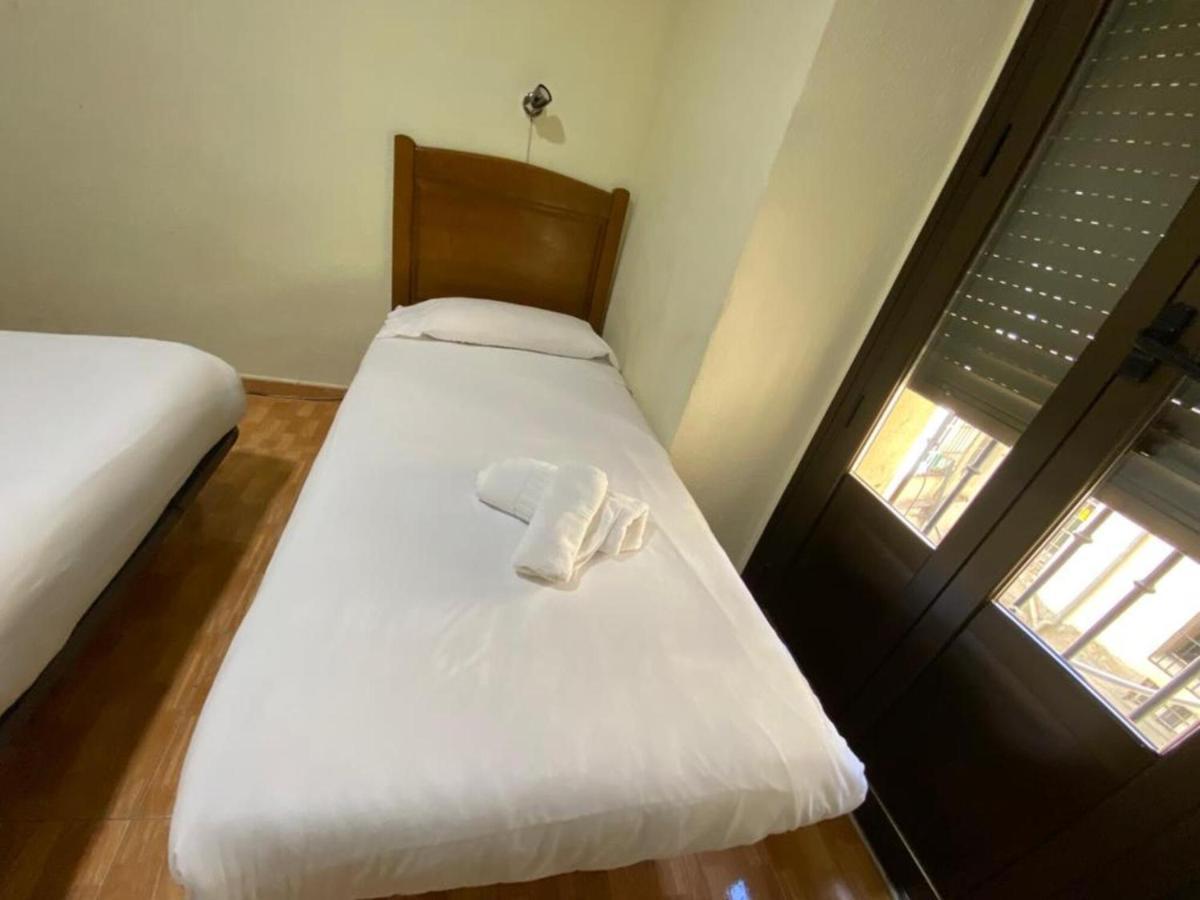 Hostal Los Perales Madrid Esterno foto