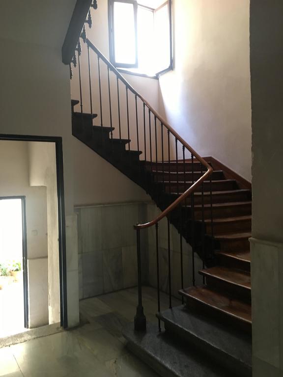 Hostal Los Perales Madrid Esterno foto The staircase of the house