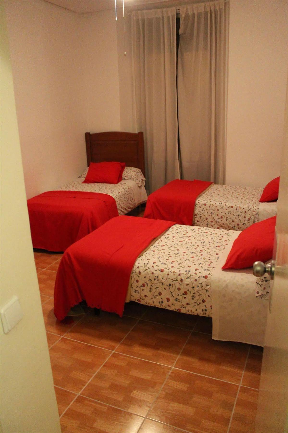 Hostal Los Perales Madrid Esterno foto A room at the hostel