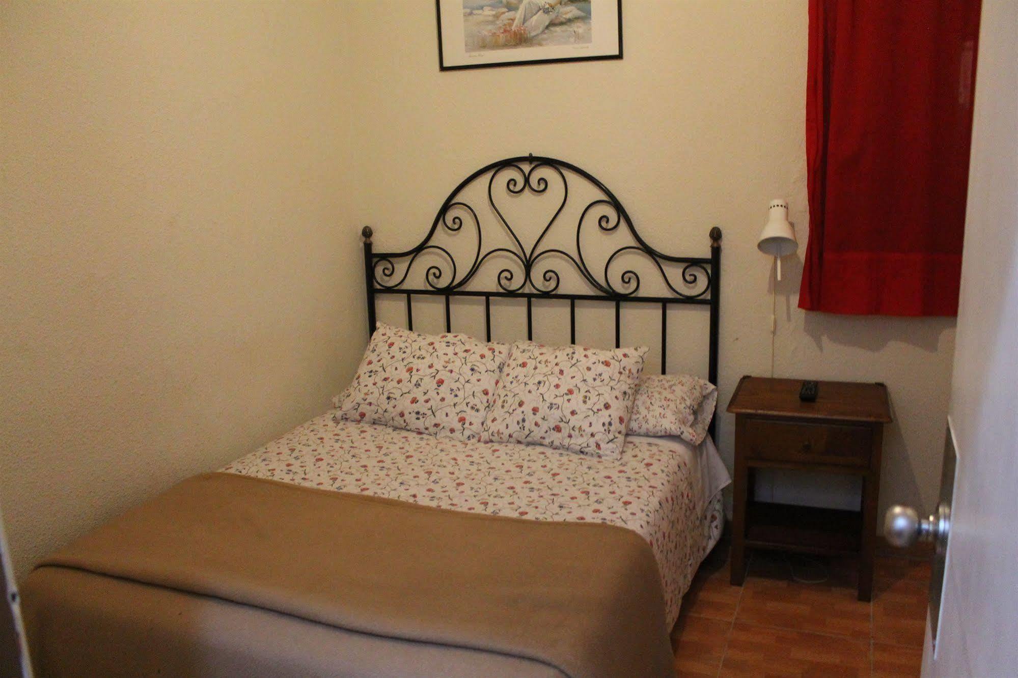 Hostal Los Perales Madrid Esterno foto A typical room at the hostel