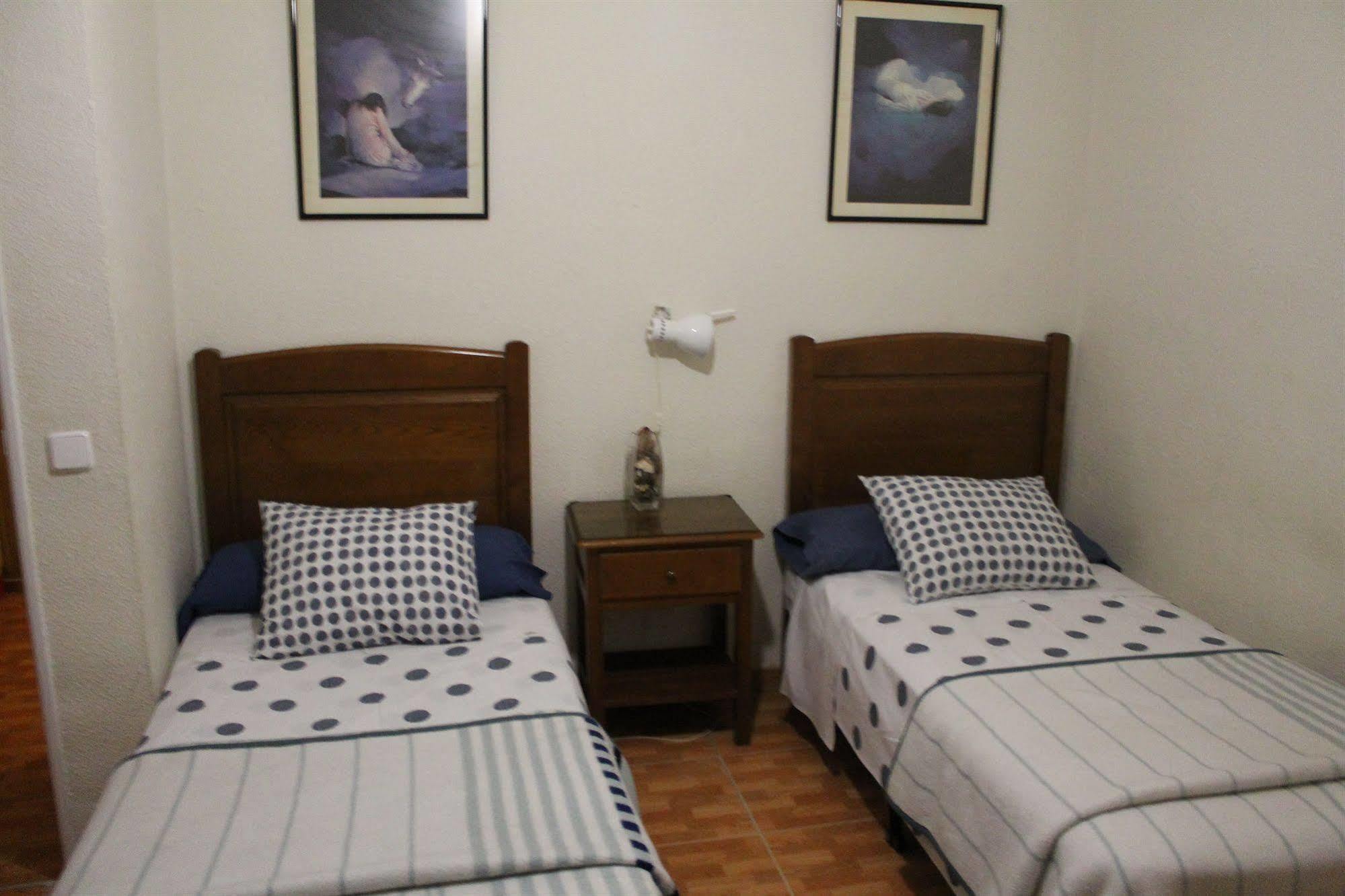 Hostal Los Perales Madrid Esterno foto A bedroom with two single beds