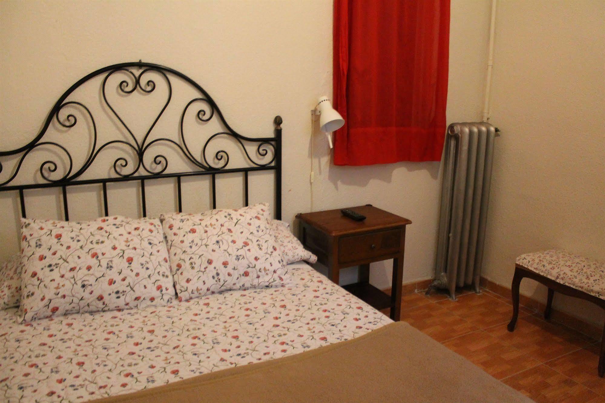 Hostal Los Perales Madrid Esterno foto A bedroom in a typical Italian house
