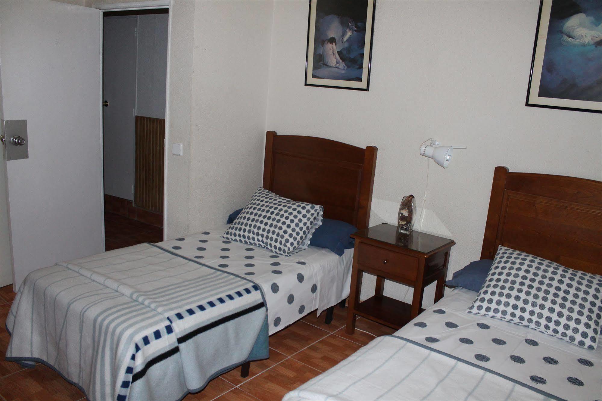 Hostal Los Perales Madrid Esterno foto A typical bedroom