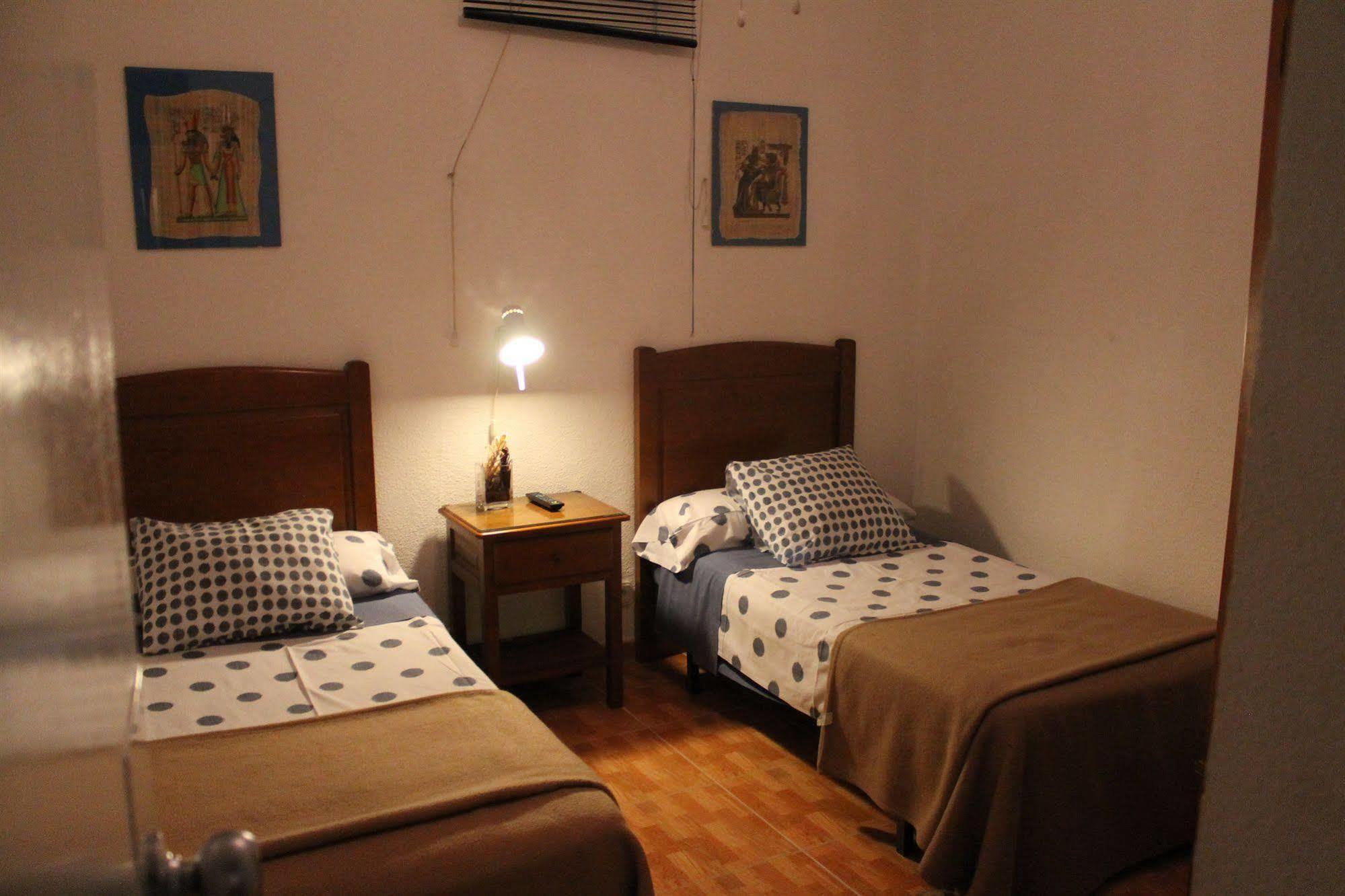 Hostal Los Perales Madrid Esterno foto A room at the hostel