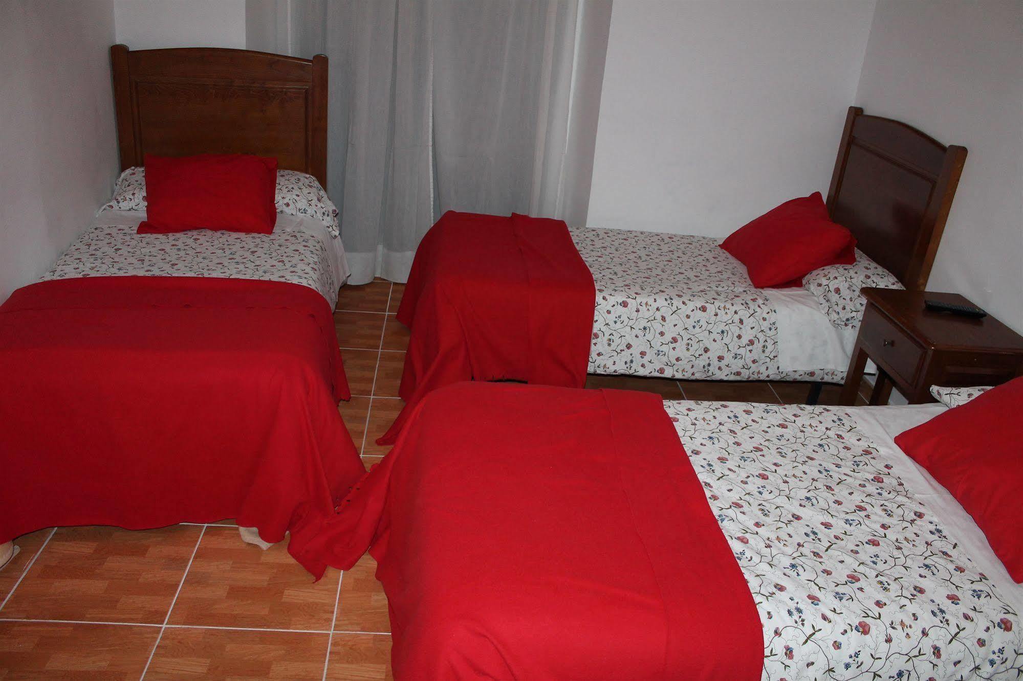 Hostal Los Perales Madrid Esterno foto A typical bedroom in a hostal