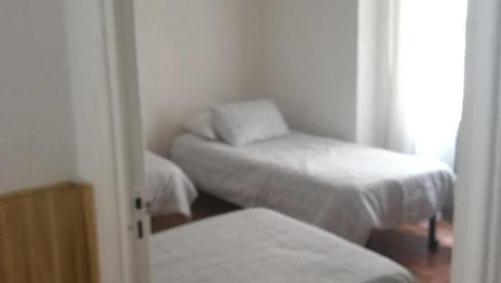 Hostal Los Perales Madrid Esterno foto A typical room at the hostel
