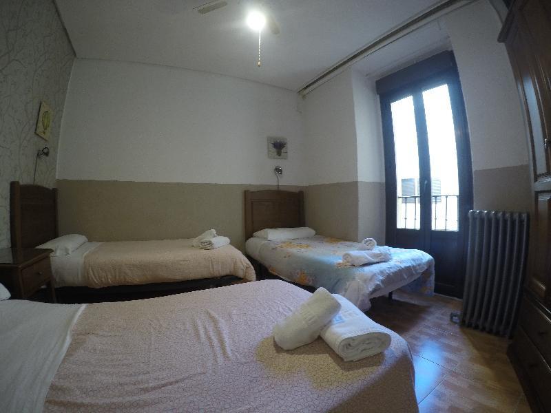 Hostal Los Perales Madrid Esterno foto A room at the hotel